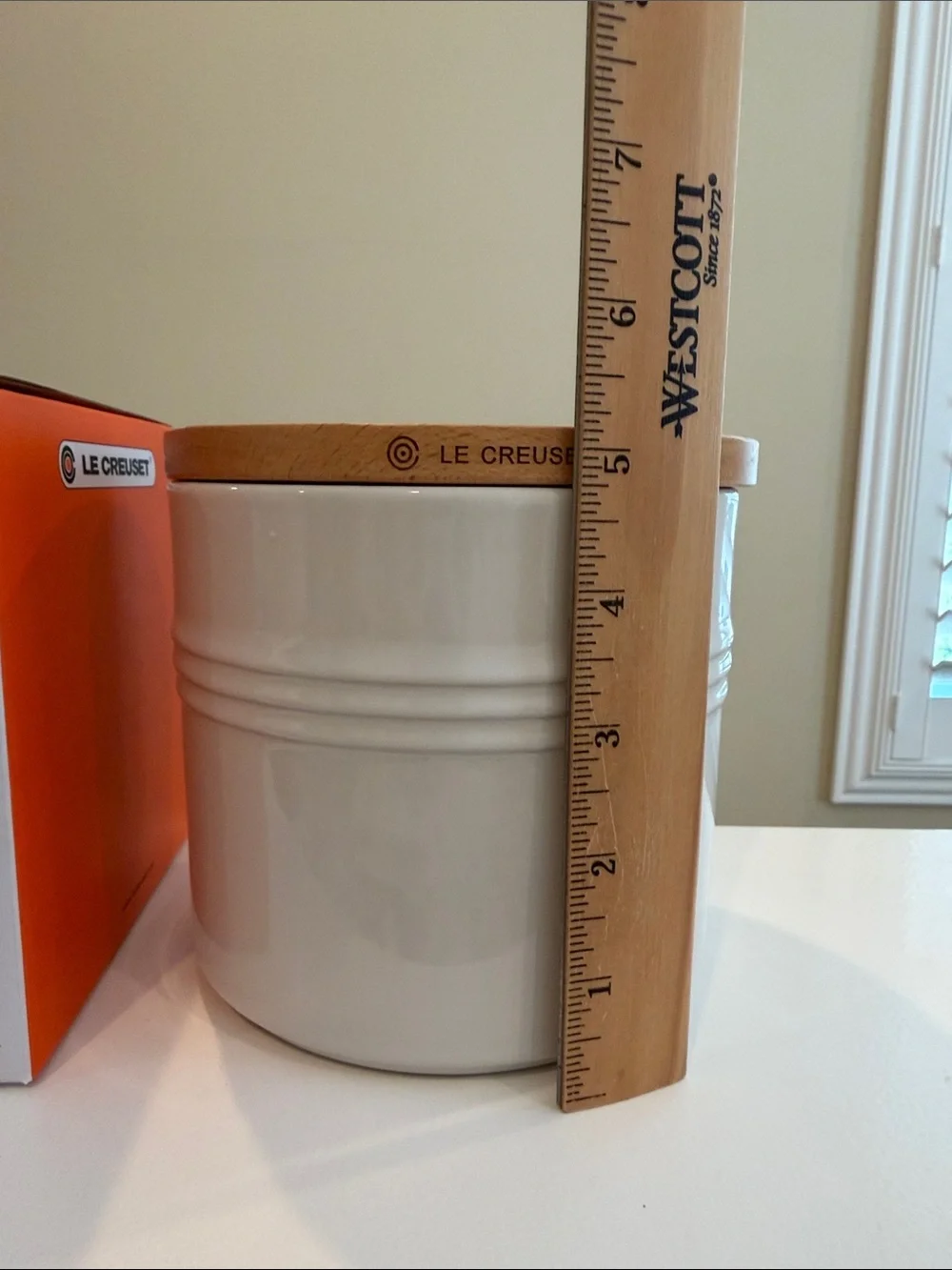 New Le Creuset 1.5 qt Ceramic Storage Canister with Wood Lid in WHITE _ FLAWED